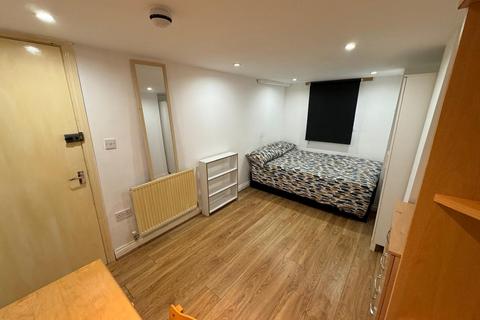 6 bedroom detached house to rent, Leeds LS6