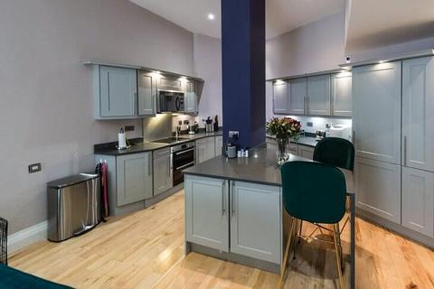 3 bedroom terraced house to rent, Shillibeer Place, London