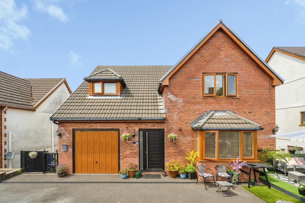 6 bedroom detached house for sale