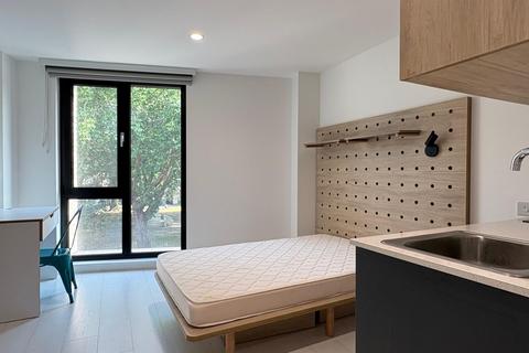Studio to rent, Commercial Road