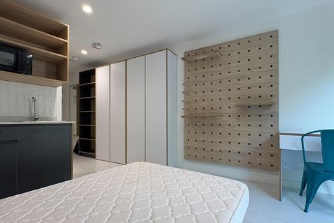 Studio to rent, Commercial Road