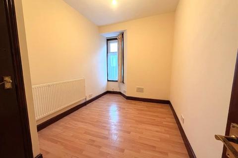 2 bedroom penthouse to rent, Cameron Road, Ilford