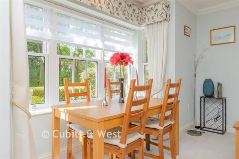 2 bedroom ground floor flat for sale, Allingtons, Reigate RH2