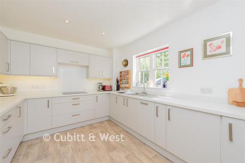 2 bedroom ground floor flat for sale, Allingtons, Reigate RH2