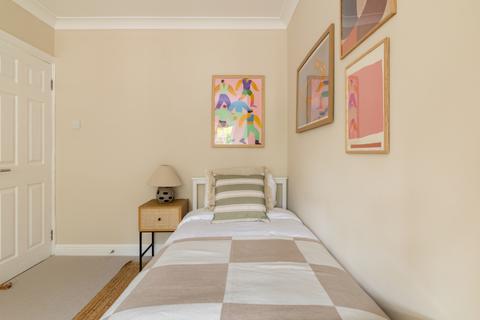 4 bedroom end of terrace house to rent, Lyndhurst Avenue London NW7