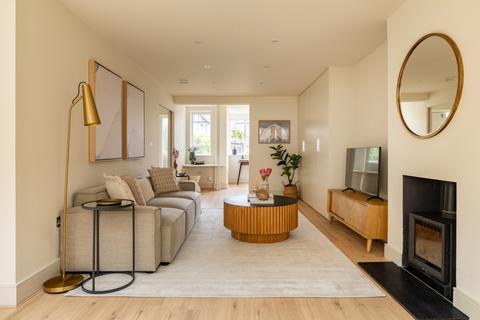 4 bedroom end of terrace house to rent, Lyndhurst Avenue London NW7