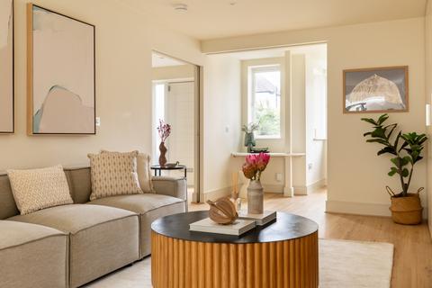 4 bedroom end of terrace house to rent, Lyndhurst Avenue London NW7