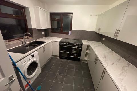 4 bedroom semi-detached house to rent, The Gardens, Bedfont, Feltham, TW14