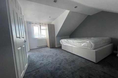 4 bedroom semi-detached house to rent, The Gardens, Bedfont, Feltham, TW14
