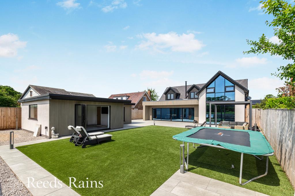 5 bedroom detached house for sale