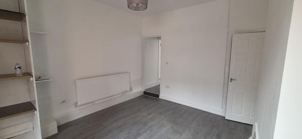 House in Nottingham, Nottinghamshire - More