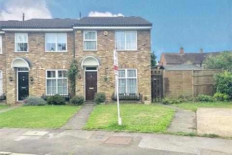 3 bedroom end of terrace house to rent, Holmsdale Close, Iver SL0