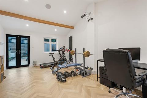 4 bedroom detached house for sale, Faversham Avenue, North Chingford