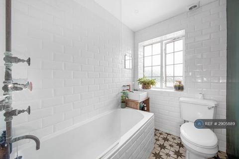 2 bedroom flat to rent, Beulah Hill, London, SE19