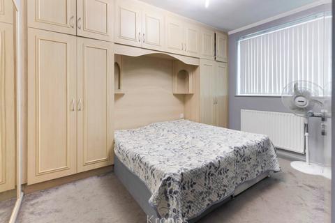 2 bedroom maisonette for sale, Hayes, UB3
