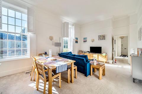 2 bedroom flat for sale, Horton Crescent, Epsom KT19