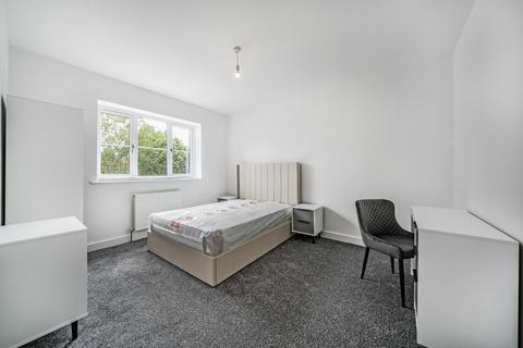 1 bedroom in a house share to rent, HMO Eighth Avenue,  Aylesbury,  HP21