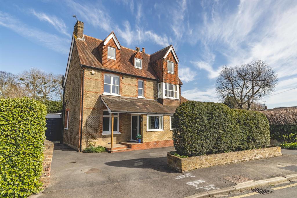 Detached house exterior, driveway