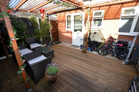 2 bedroom ground floor maisonette for sale, Romney Road, Hayes