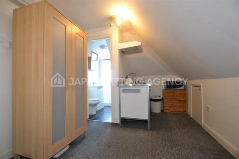 Studio to rent, Noel Road, West Acton