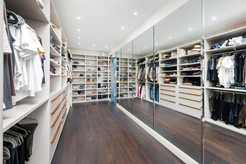Walk-in wardrobe