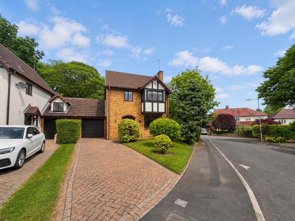 3 bedroom link detached house for sale
