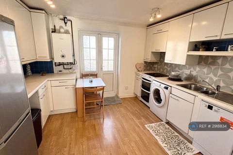 2 bedroom end of terrace house to rent, Francis Close, London, E14