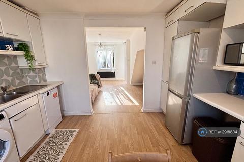 2 bedroom end of terrace house to rent, Francis Close, London, E14