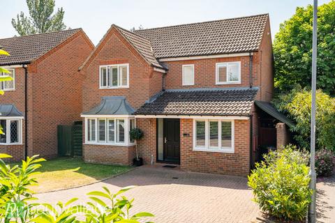 4 bedroom detached house for sale, Pulham Avenue, Broxbourne|Four Bedrooms, South-Facing Garden & Home Office