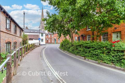 2 bedroom end of terrace house for sale, Church Street, Dorking RH4