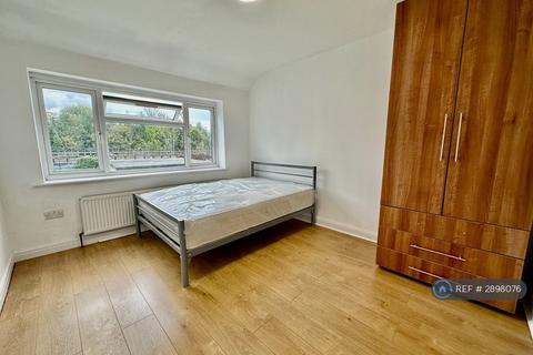 4 bedroom semi-detached house to rent, Rydal Crescent, Perivale, Greenford, UB6