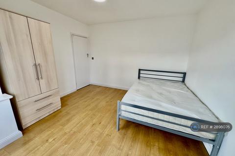 4 bedroom semi-detached house to rent, Rydal Crescent, Perivale, Greenford, UB6