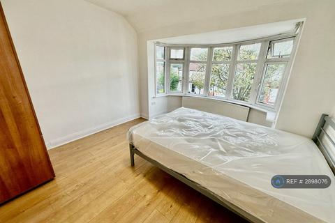 4 bedroom semi-detached house to rent, Rydal Crescent, Perivale, Greenford, UB6