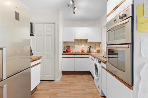 3 bedroom end of terrace house for sale, Lynholm Road, Polegate BN26