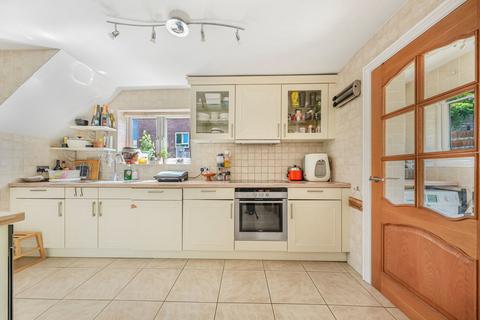 3 bedroom detached house to rent, Roebuck Lane, Buckhurst Hill IG9