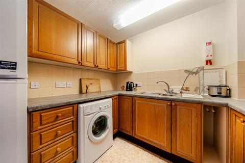 2 bedroom apartment for sale, Regent Court, SY11 2BU