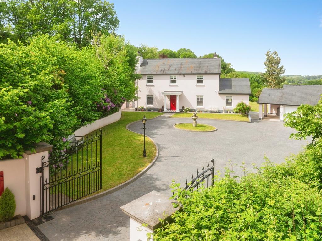 5 bedroom detached house for sale