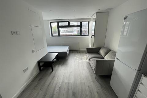Studio to rent, Regents Park Road, London