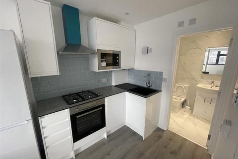 Studio to rent, Regents Park Road, London