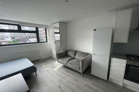 Studio to rent, Regents Park Road, London