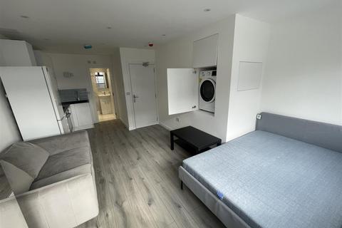 Studio to rent, Regents Park Road, London