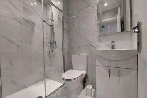 Studio to rent, Regents Park Road, London