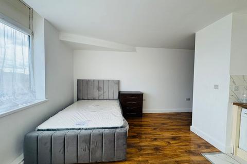 Studio to rent, 9 Cranbrook Road, Ilford, IG1