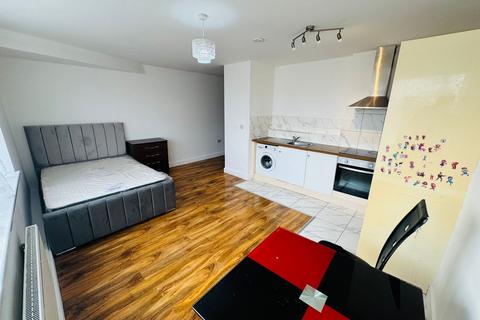 Studio to rent, 9 Cranbrook Road, Ilford, IG1