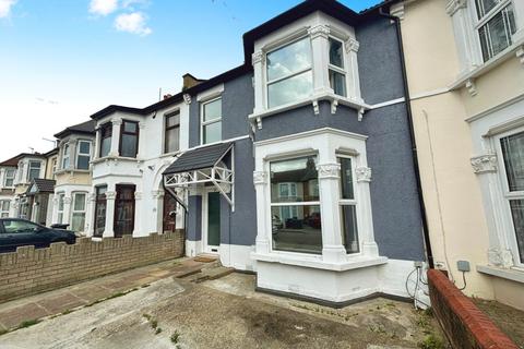 3 bedroom terraced house to rent, St. Albans Road, Ilford IG3