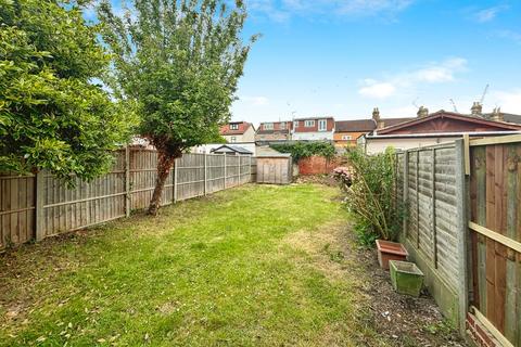 3 bedroom terraced house to rent, St. Albans Road, Ilford IG3