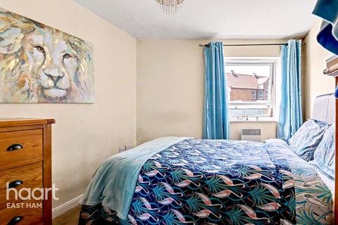 Elderberry Way, London