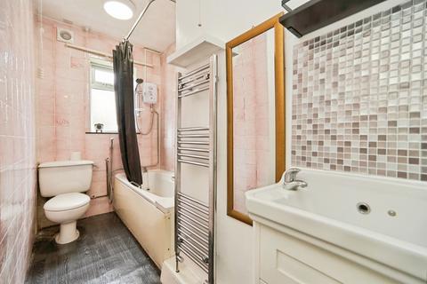 2 bedroom semi-detached bungalow for sale, Fearnville Place, Leeds