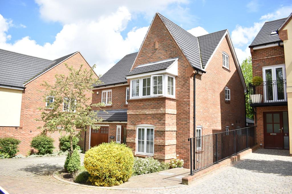 Detached house exterior, driveway