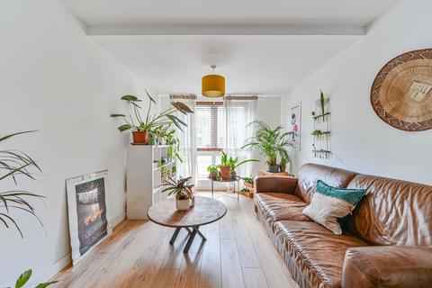 2 bedroom flat to rent, Greenbanks Close, Ladywell, London, SE13